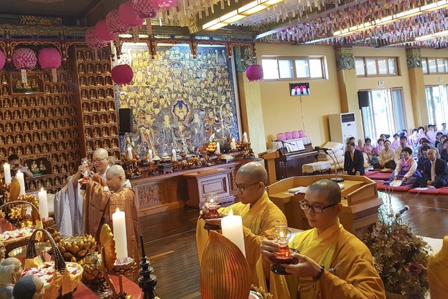 Partake in the Vesak Ceremony at Yonggungsa Cham Joeun Uri Temples